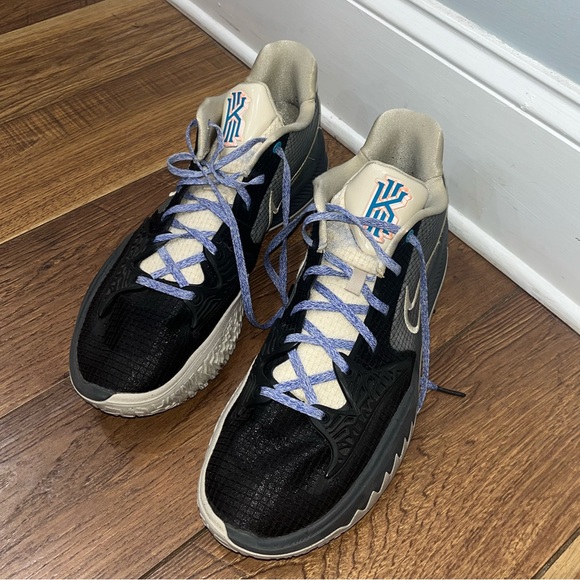 Nike Kyrie - Picture 6 of 7